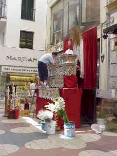 Preparando altares.- 