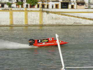 Motoras en el Guadalquivir