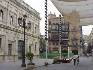 A la izquierda, el Ayuntamiento de S�nchez; al fondo, en El Laredo, el Ayuntamiento de Rojas