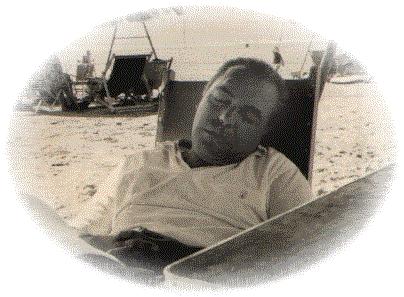 Cl�sica siesta del cura (o del borrego) en hamaca playera