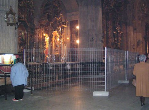 Interior de la iglesia del Salvador con vallas de proteccin