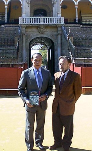 Curro Romero y Antonio Burgos, ante el palco vaco de S.A.R. la Condesa de Barcelona (q.s.G.g.)