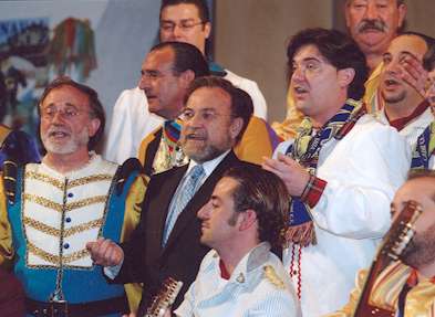 Burgos canta la letra de sus "Habaneras" con el coro de Julio Pardo 
