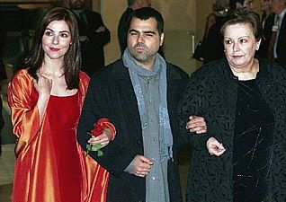 Benito Zambrano, con Ana Fernández y María Galiana, en los premios Goya