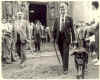 Perro callejero ante la Puerta de San Miguel, en la procesin del Corpus de Sevilla de 1983