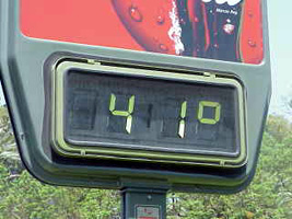 La calor, en un termómetro callejero de Sevilla