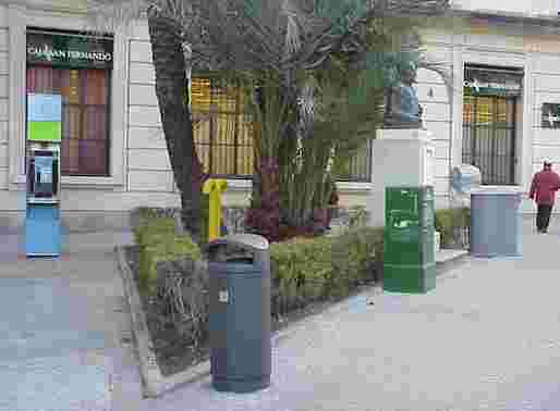 El busto de Cervantes, entre el mobiliario urbano de Entrecrceles (foto gentileza de don Julio Domnguez Arjona)