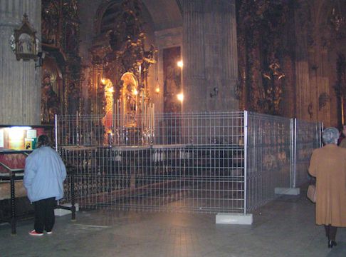 Interior de la iglesia del Salvador con vallas de protección