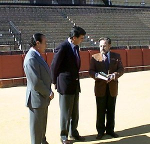 Antonio Burgos lee la dedicatoria del libro, ante el Conde de Luna y Curro Romero