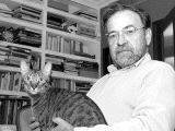 Antonio Burgos, con Remo, en su bilioteca